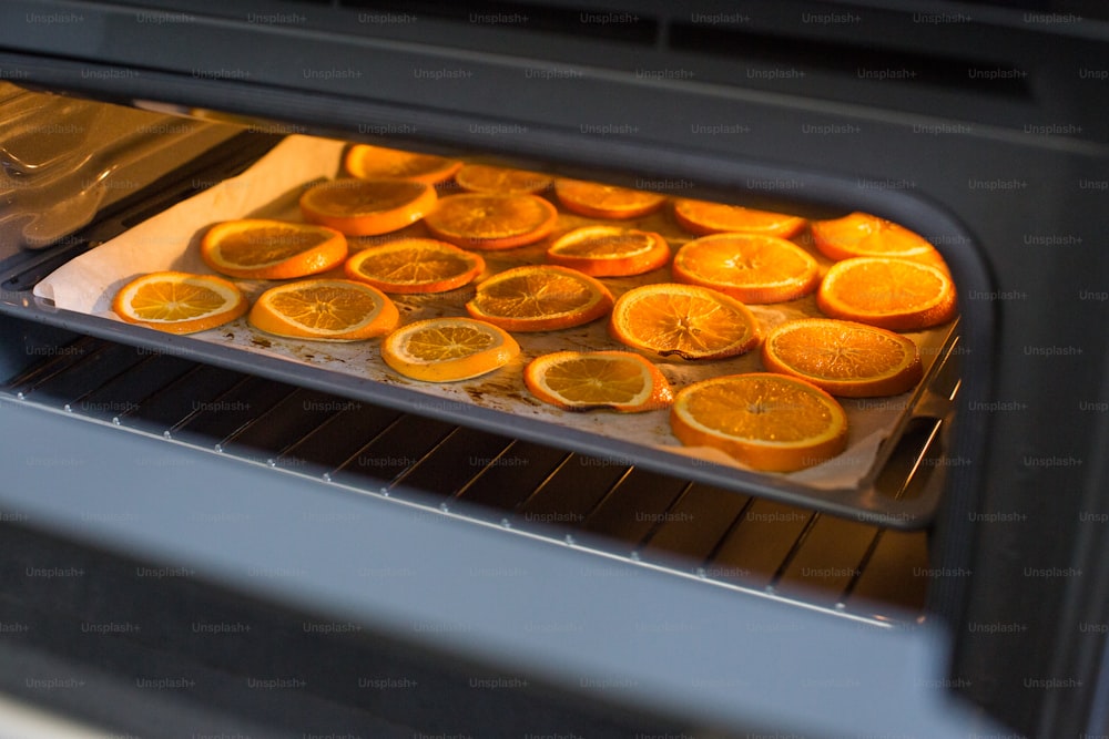 ein Ofen gefüllt mit vielen Orangenscheiben