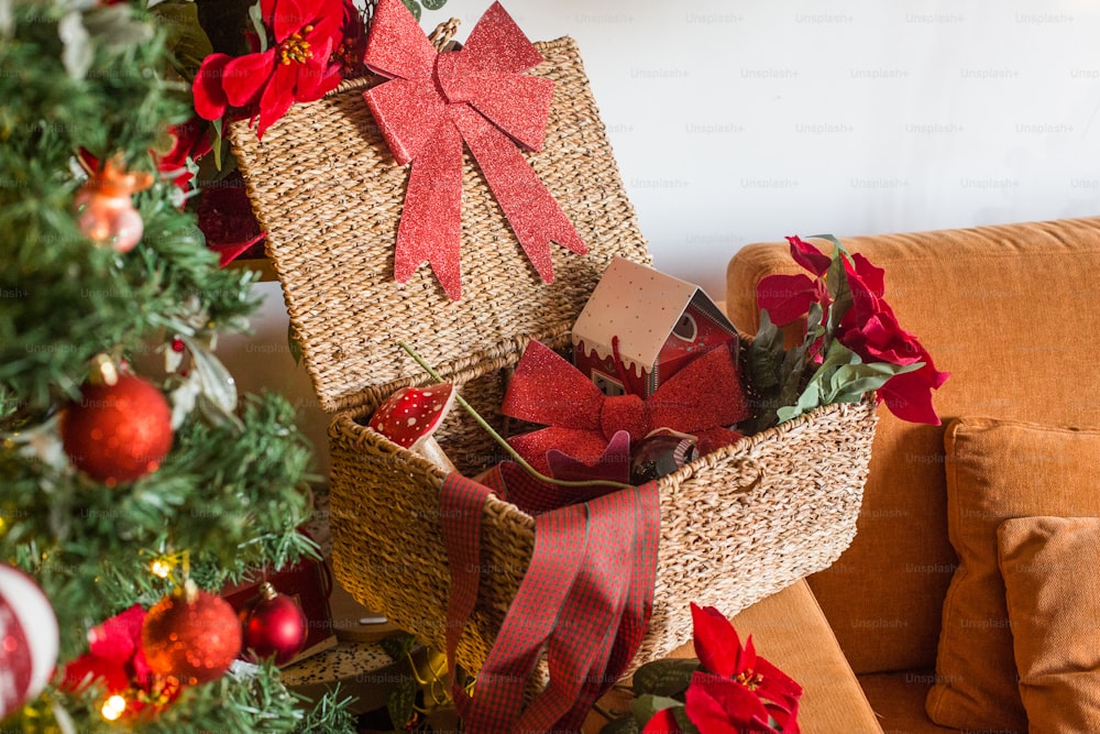 赤い紙に包まれた贈り物を持つクリスマスツリー