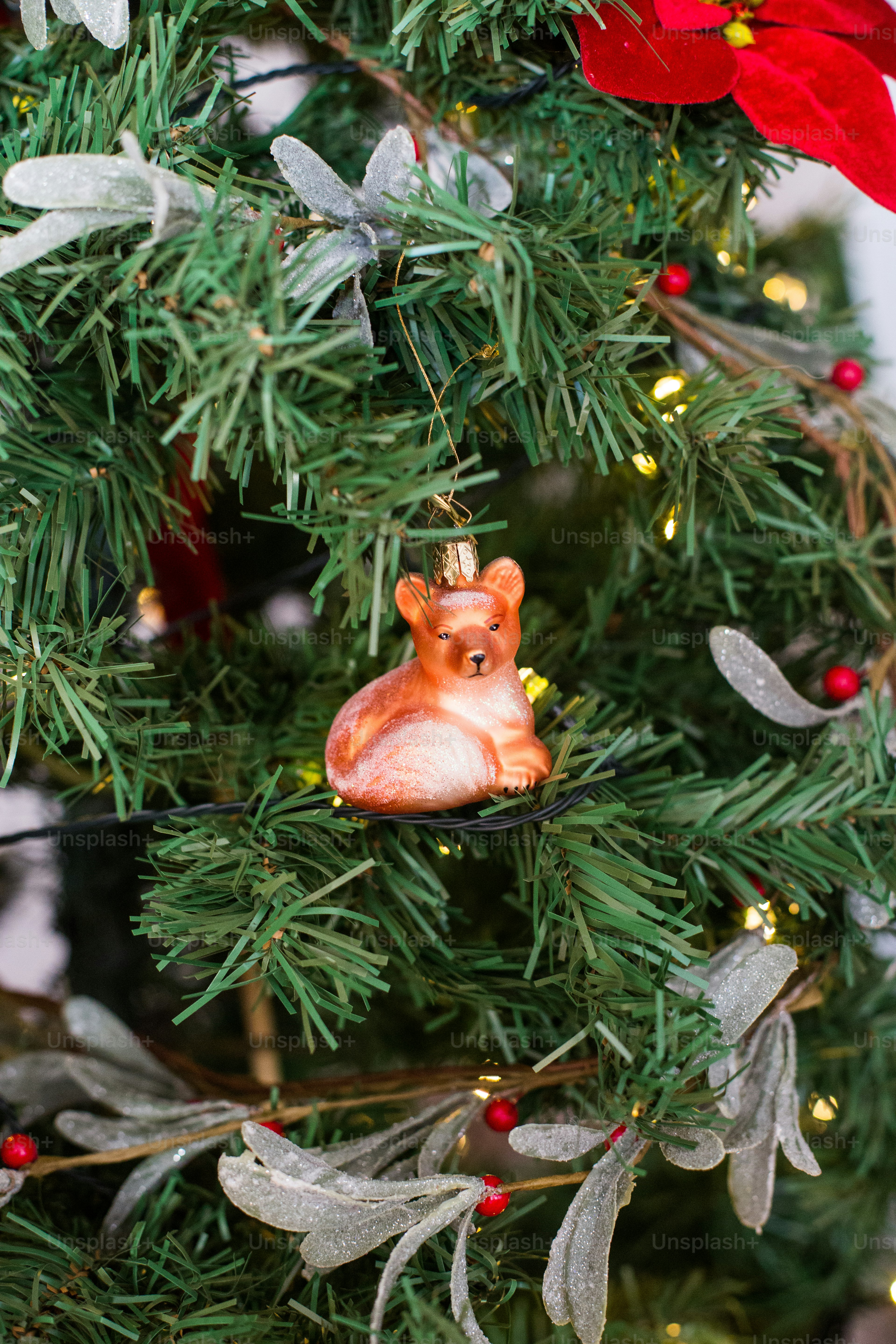 Un adorno navideño colgando de un árbol de Navidad