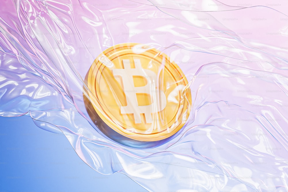 Un bitcoin sentado encima de una bolsa de plástico
