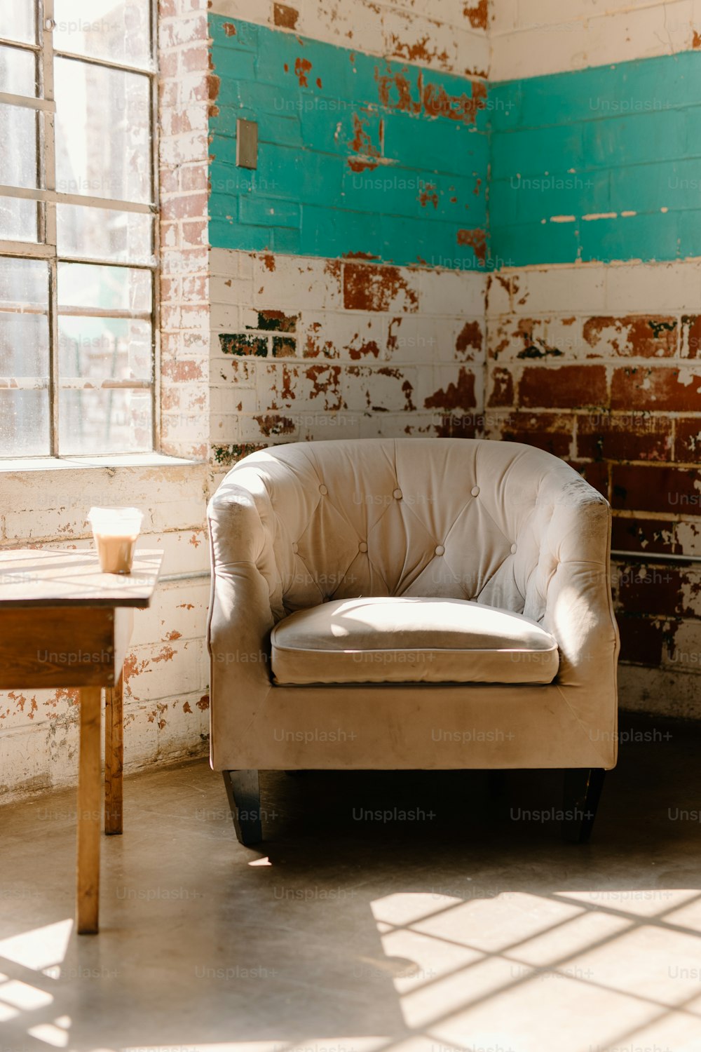 ein Stuhl, der vor einem Fenster in einem Raum sitzt