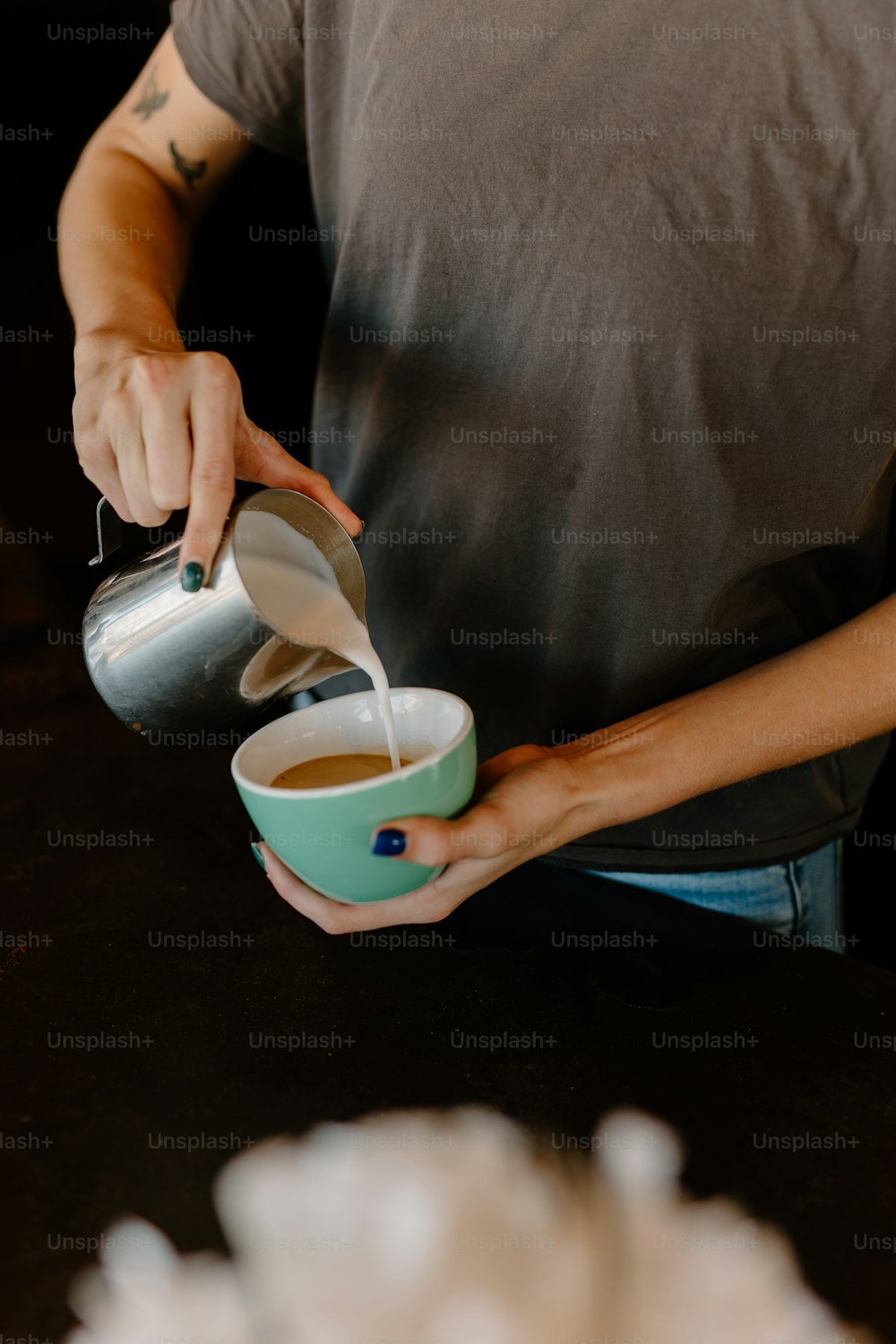 Un hombre sirve una taza de café