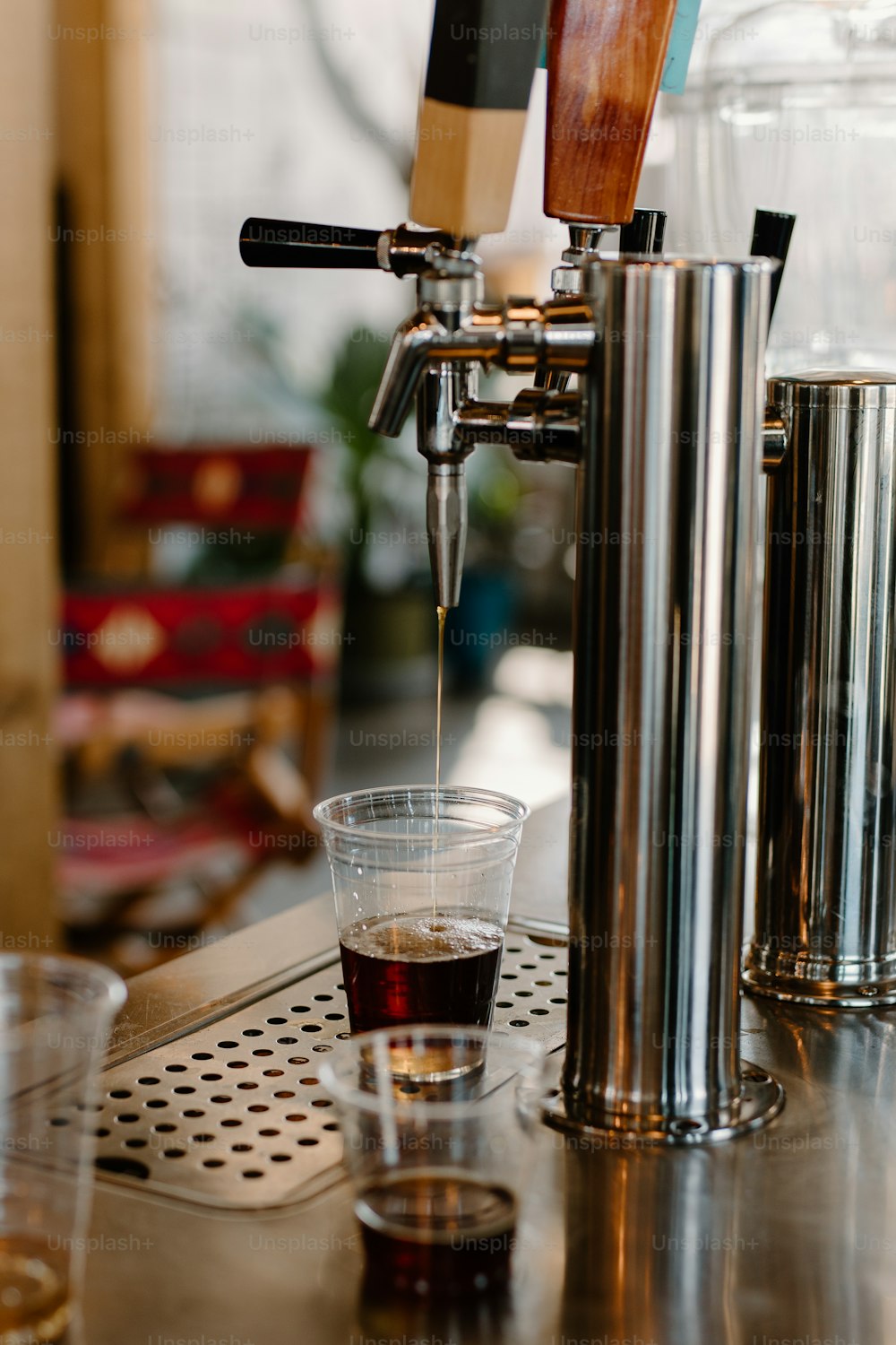 un verre de liquide versé dans une tasse