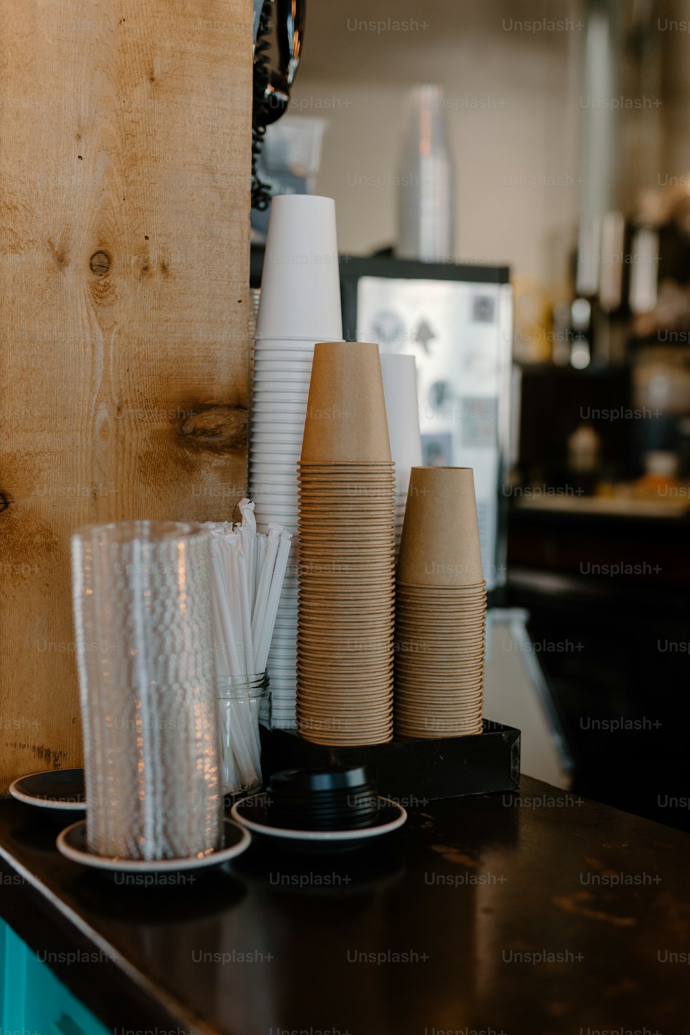 un gruppo di tazze di caffè sedute in cima a un bancone