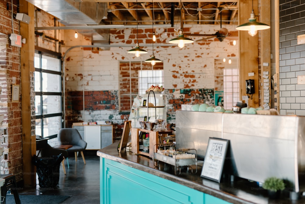 レンガの壁と青いカウンターのあるコーヒーショップ