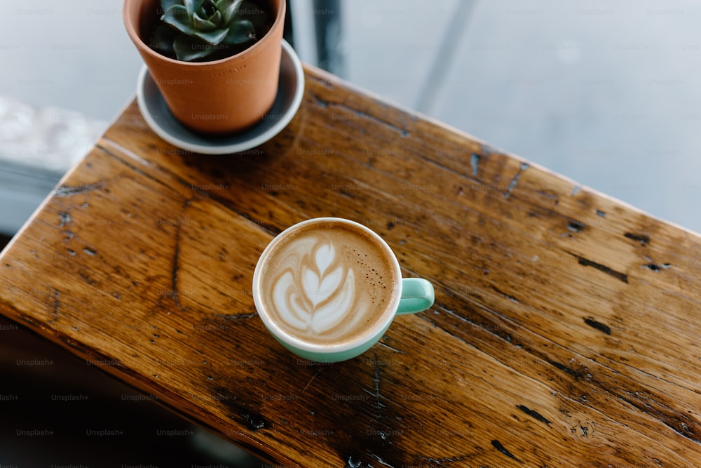 una tazza di caffè su un tavolo di legno