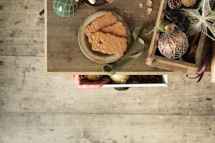 una persona sosteniendo un plato de galletas sobre una mesa