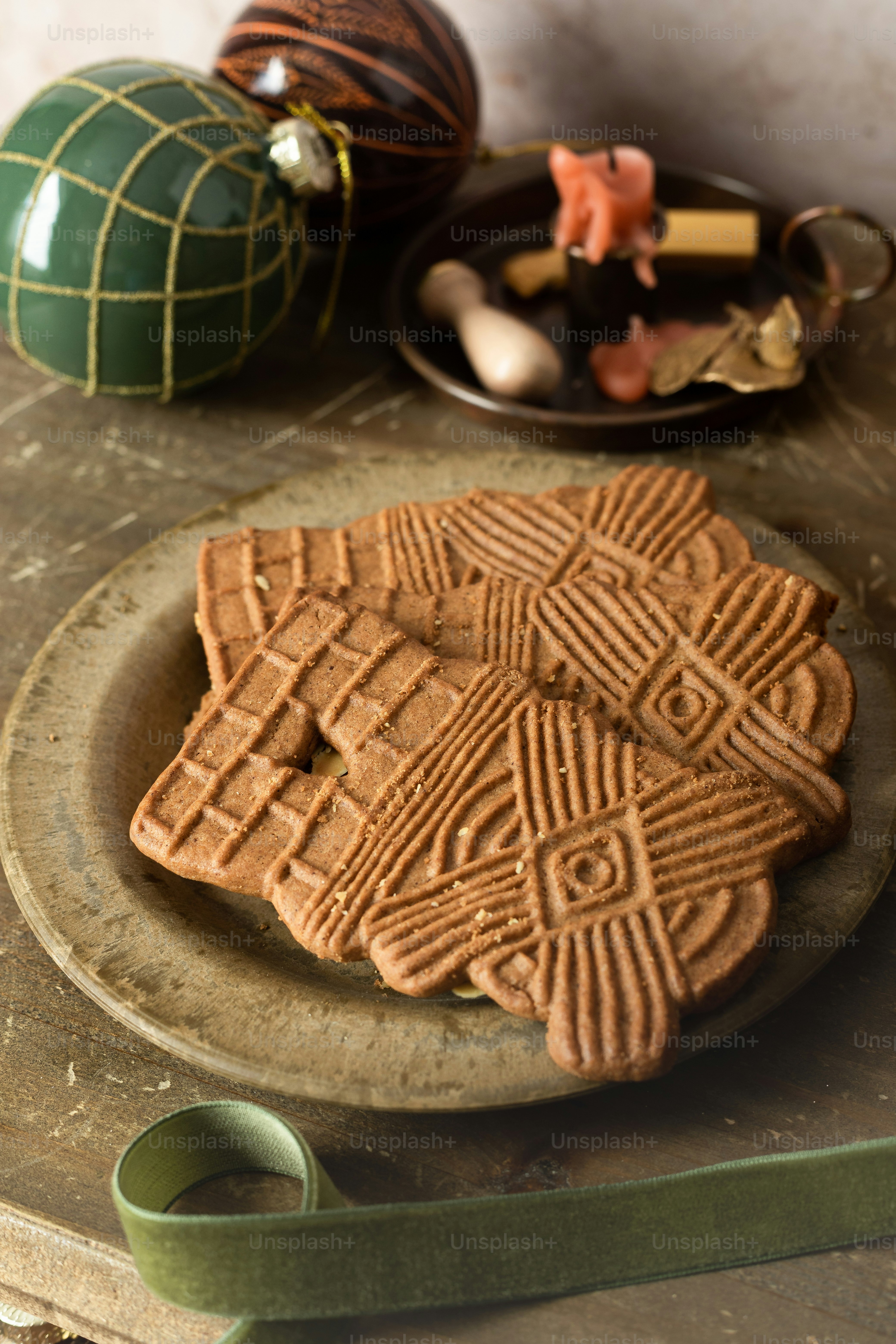 a plate that has some cookies on it