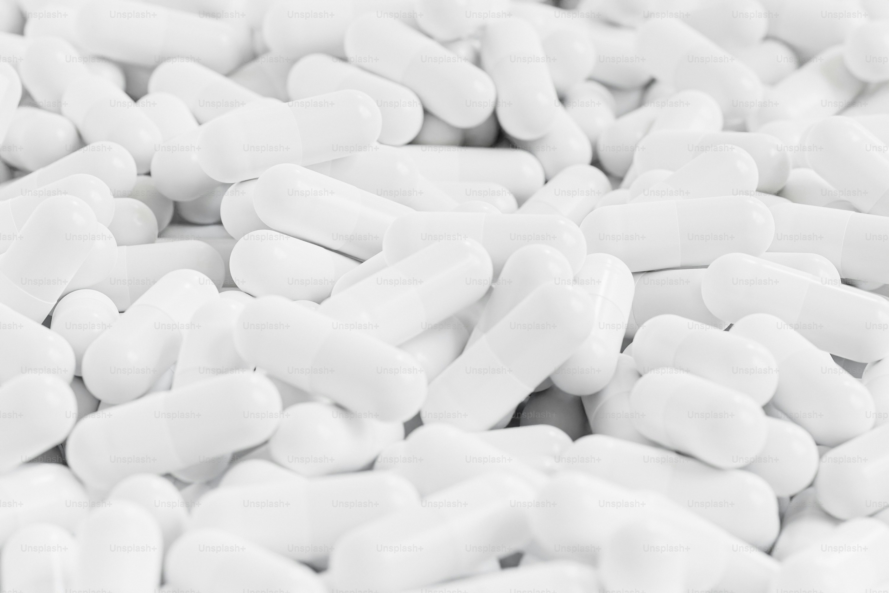 하얀 알약 더미가 서로 겹쳐져 있습니다