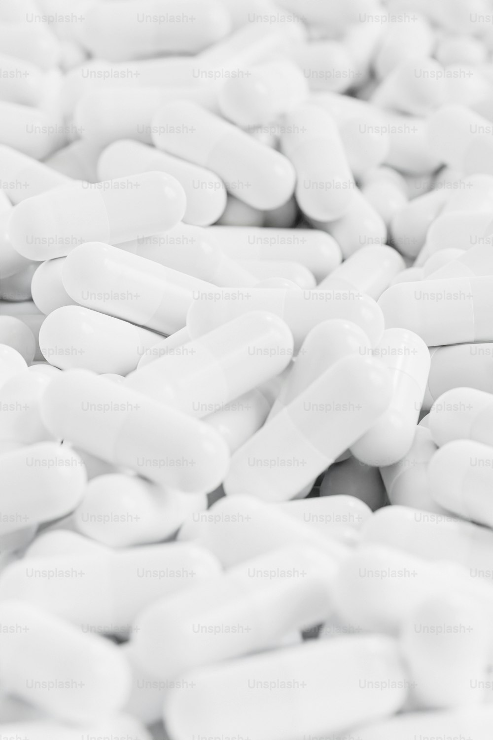 uma pilha de pílulas brancas sentadas umas sobre as outras