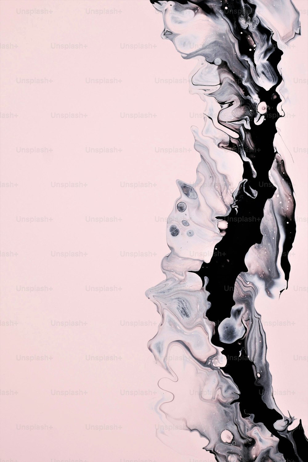 Una pintura abstracta en blanco y negro sobre un fondo rosa