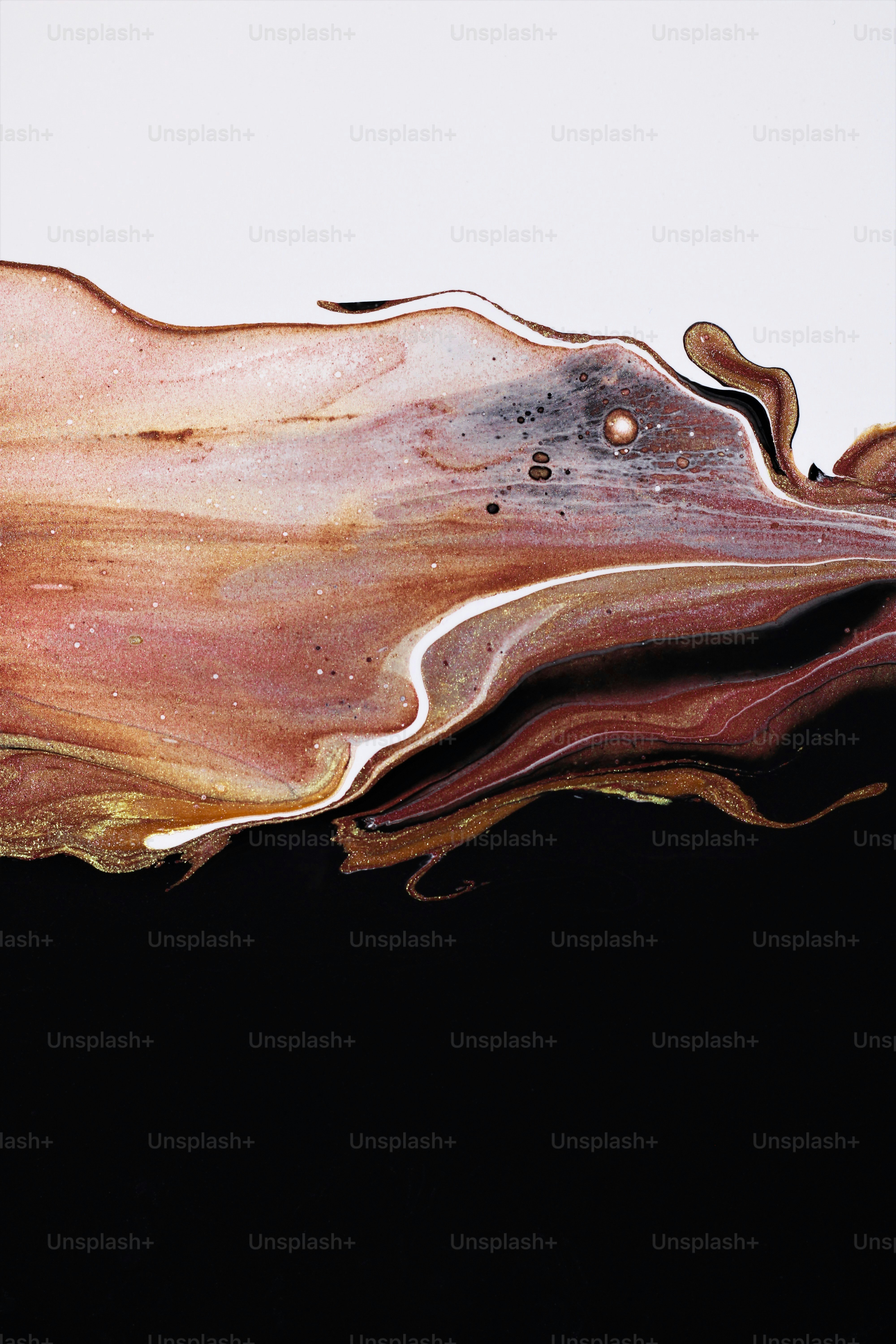 Un primo piano di un'opera d'arte con uno sfondo nero