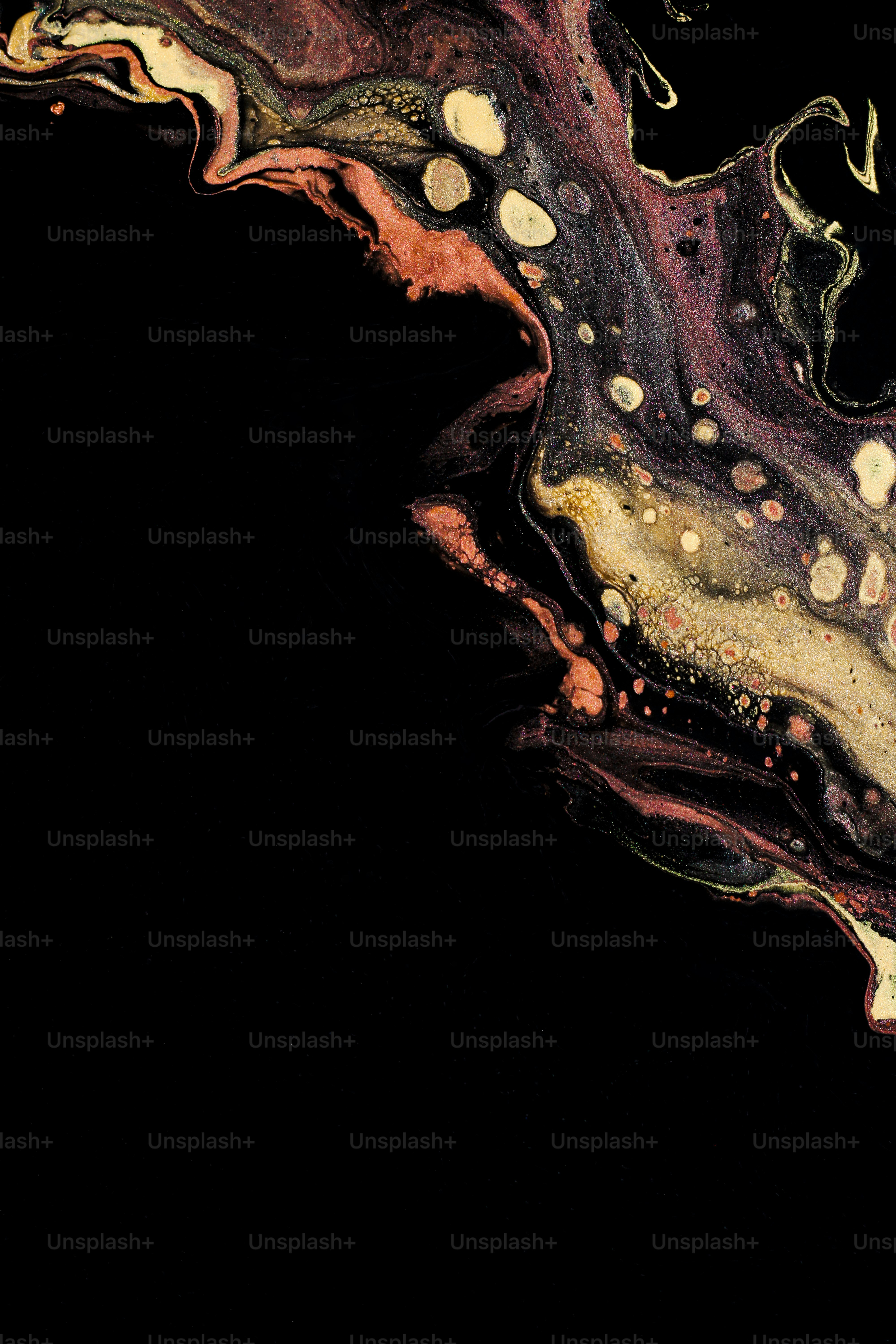 un primo piano di un telefono cellulare con uno sfondo nero