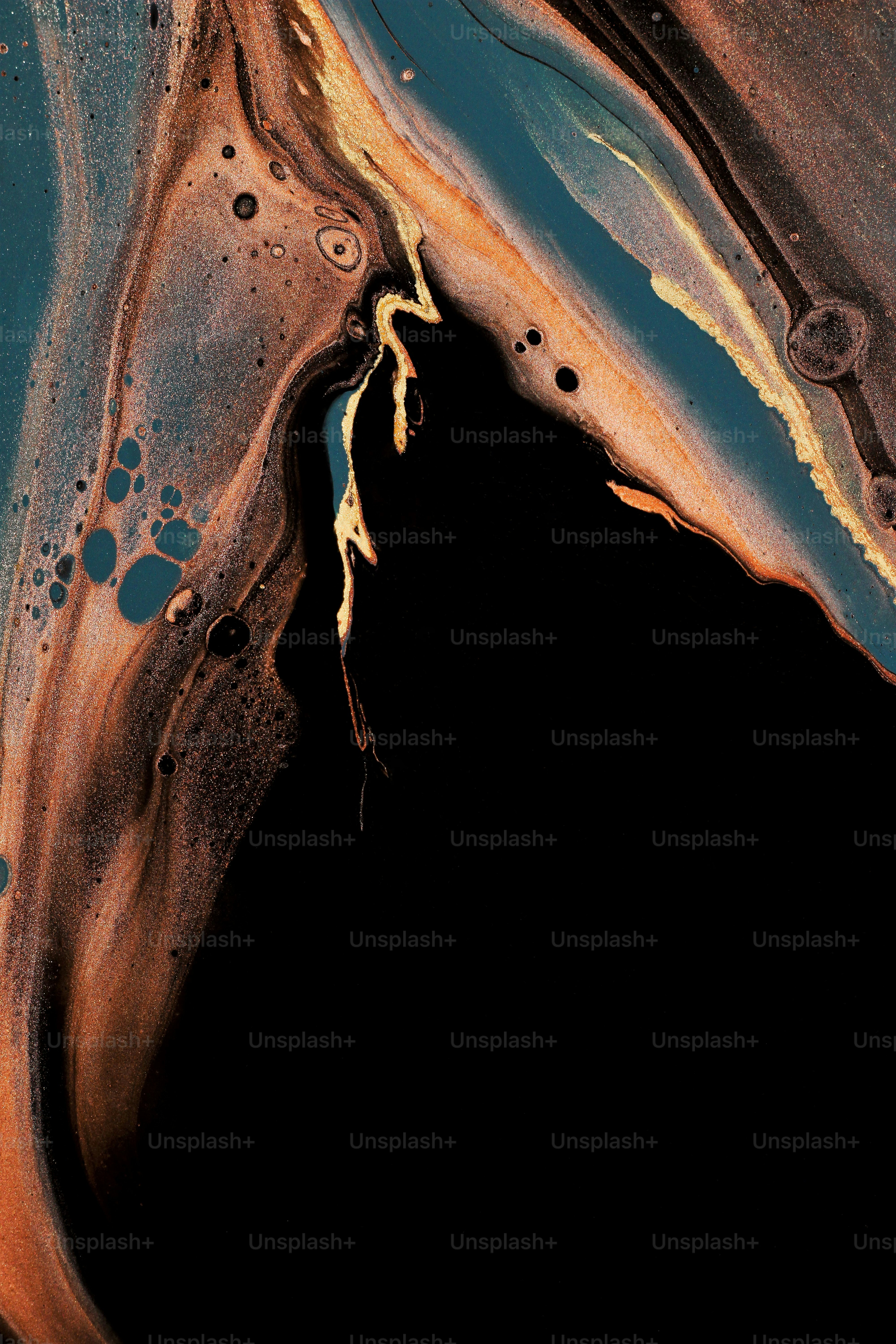 un primo piano di una sostanza liquida con uno sfondo nero