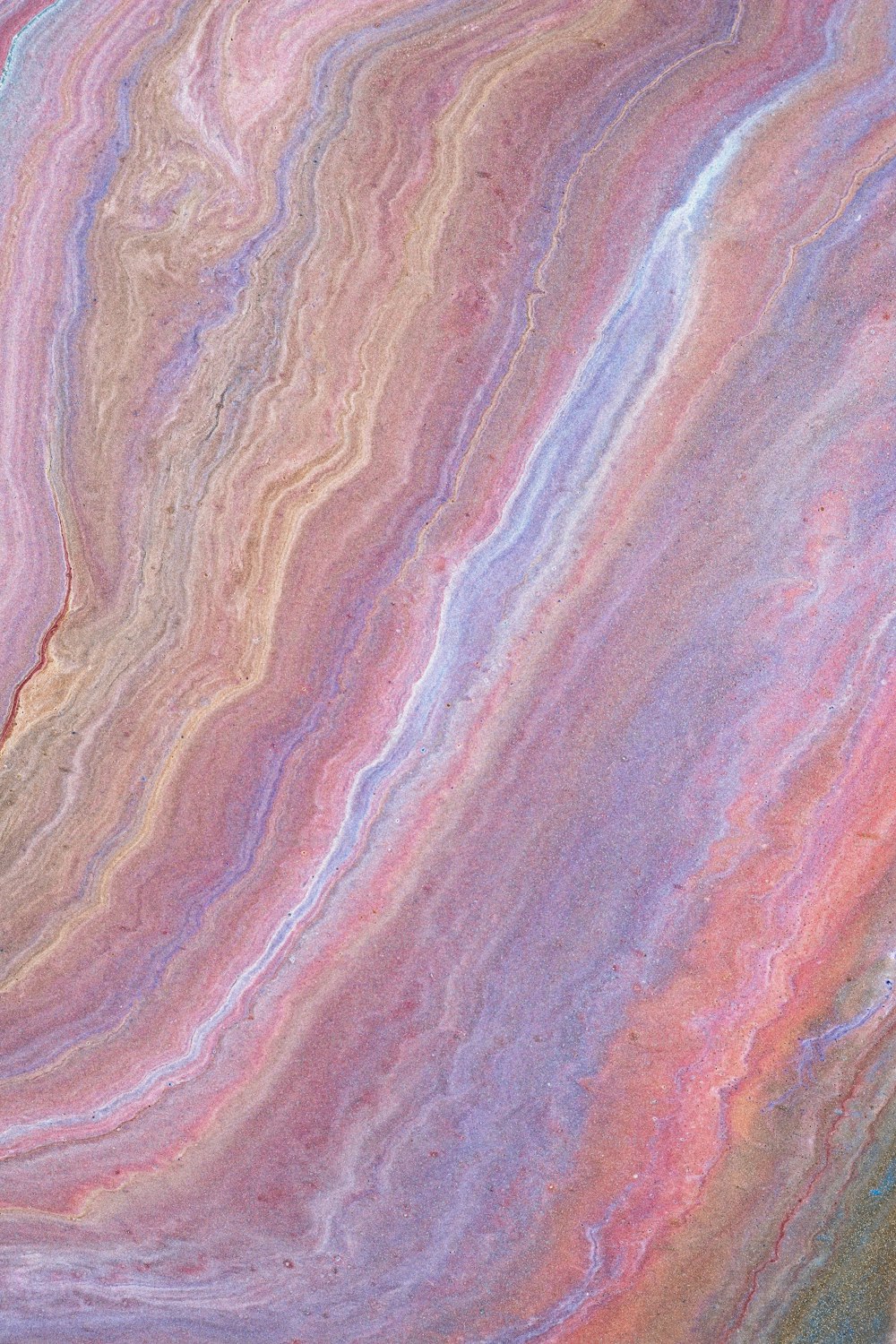 una superficie marmorizzata molto colorata che sembra essere stata dipinta