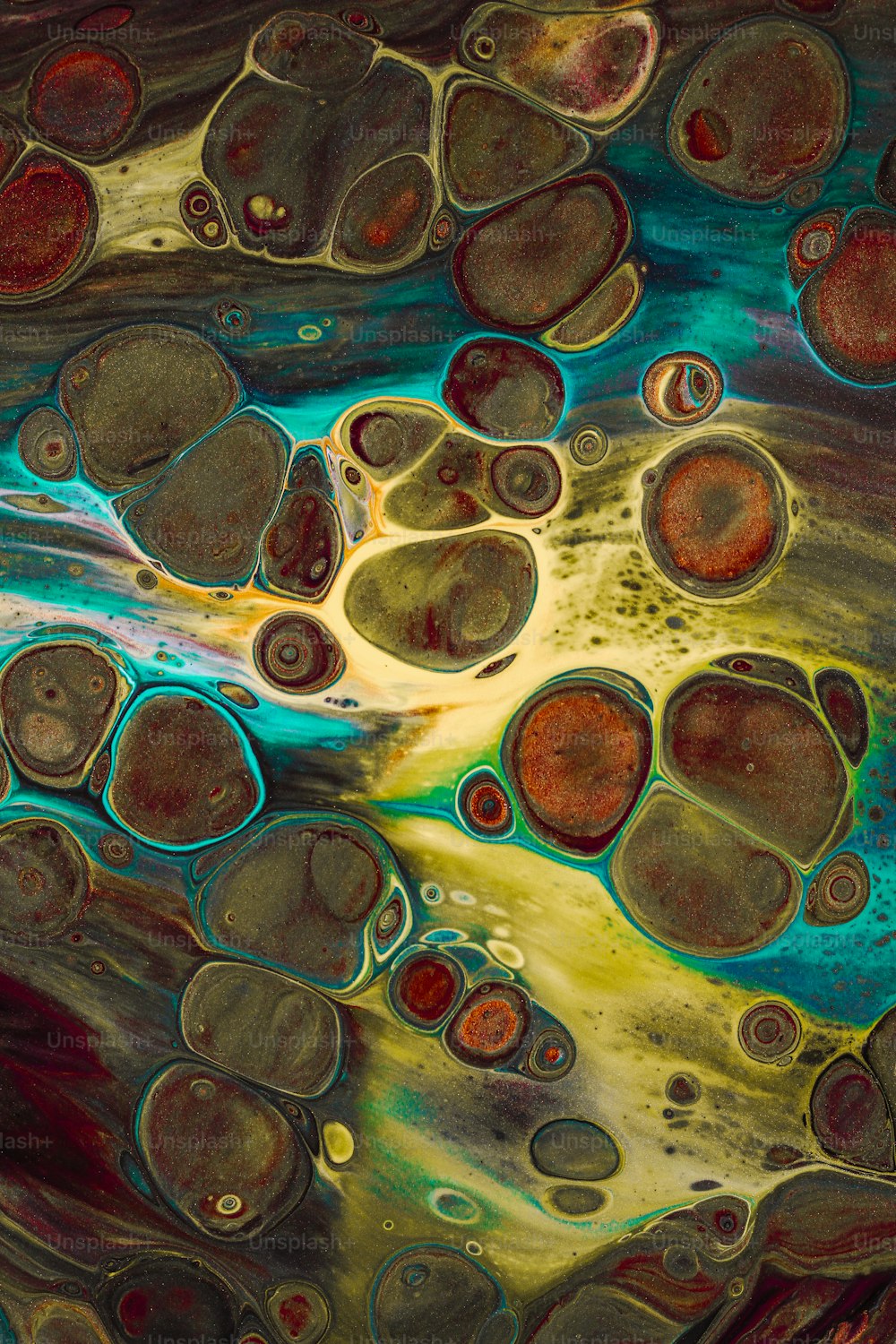 um close up de uma pintura com muitas cores diferentes