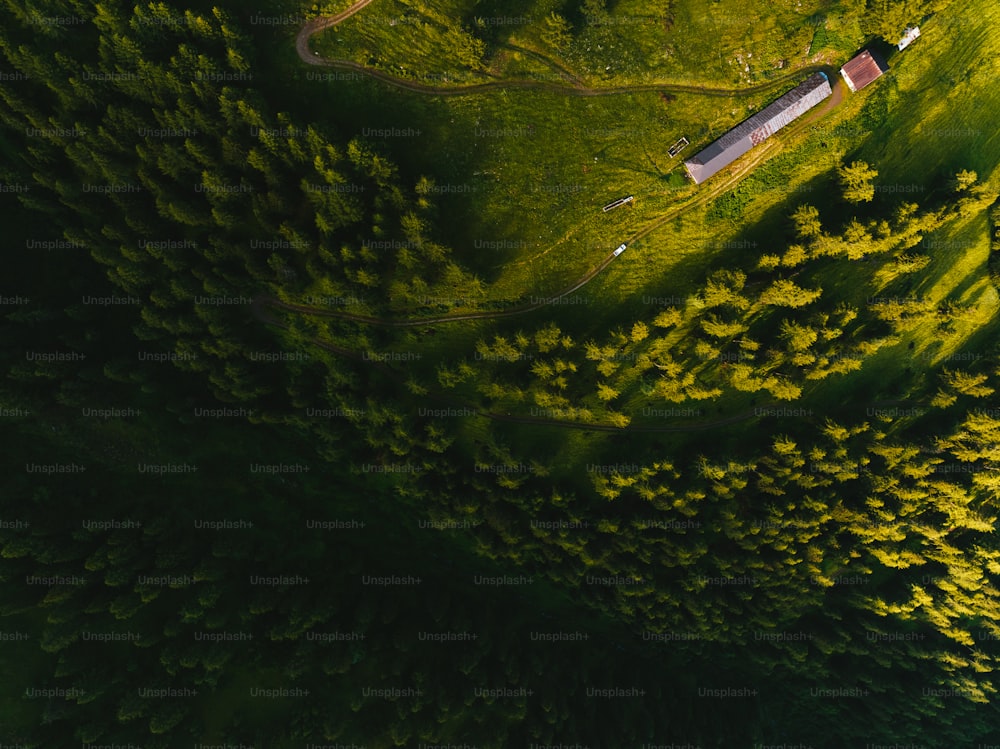 Eine Luftaufnahme eines Hauses mitten auf einem Feld