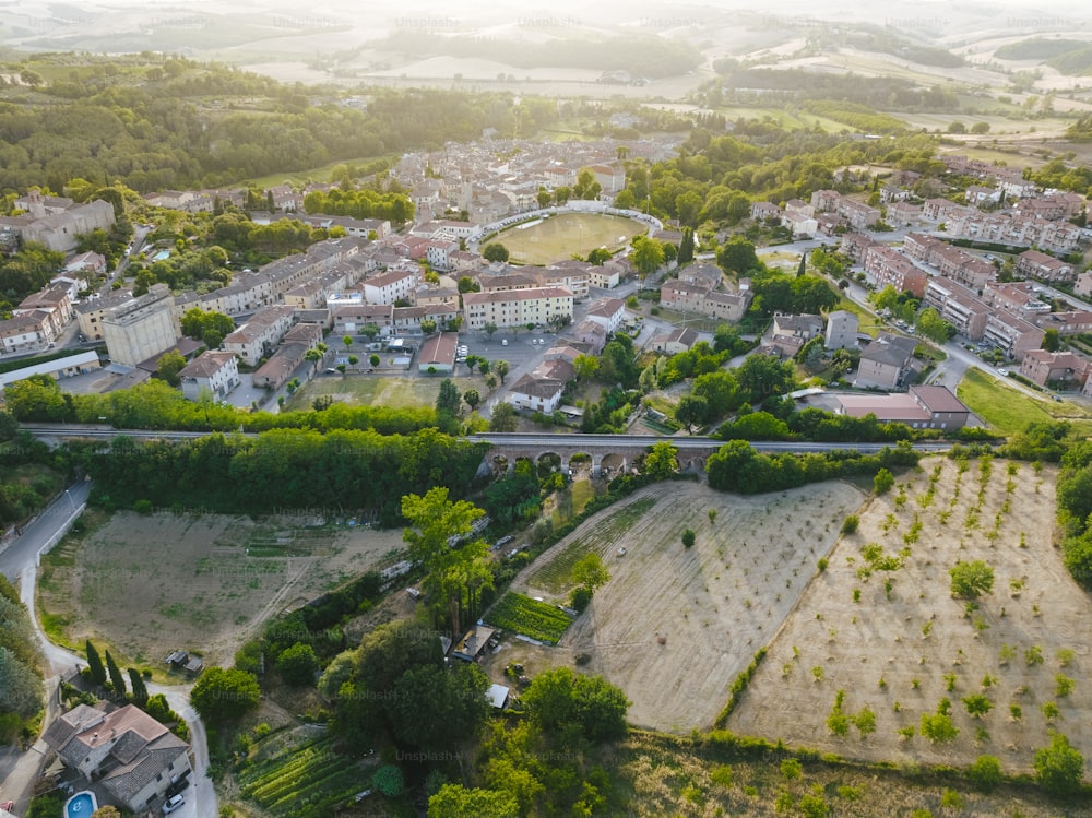 Una vista aérea de un pequeño pueblo con muchos árboles