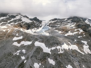 una vista di una montagna con neve su di esso