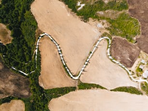 uma vista aérea de uma pista no meio de um campo