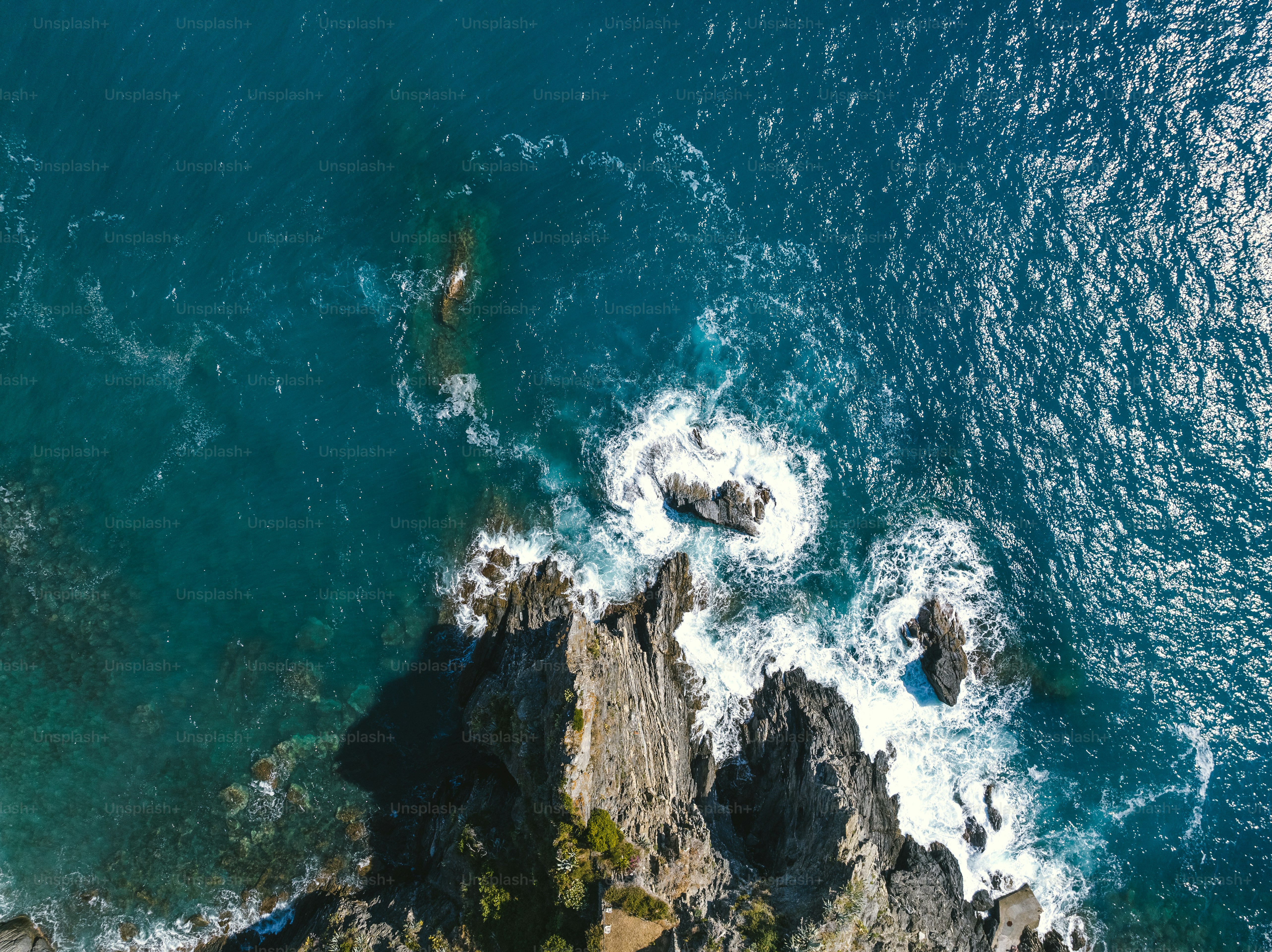 海と岩の航空写真