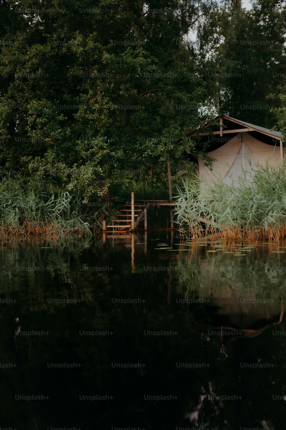 a small cabin sits in the middle of a lake