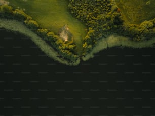 une vue aérienne d’un grand plan d’eau