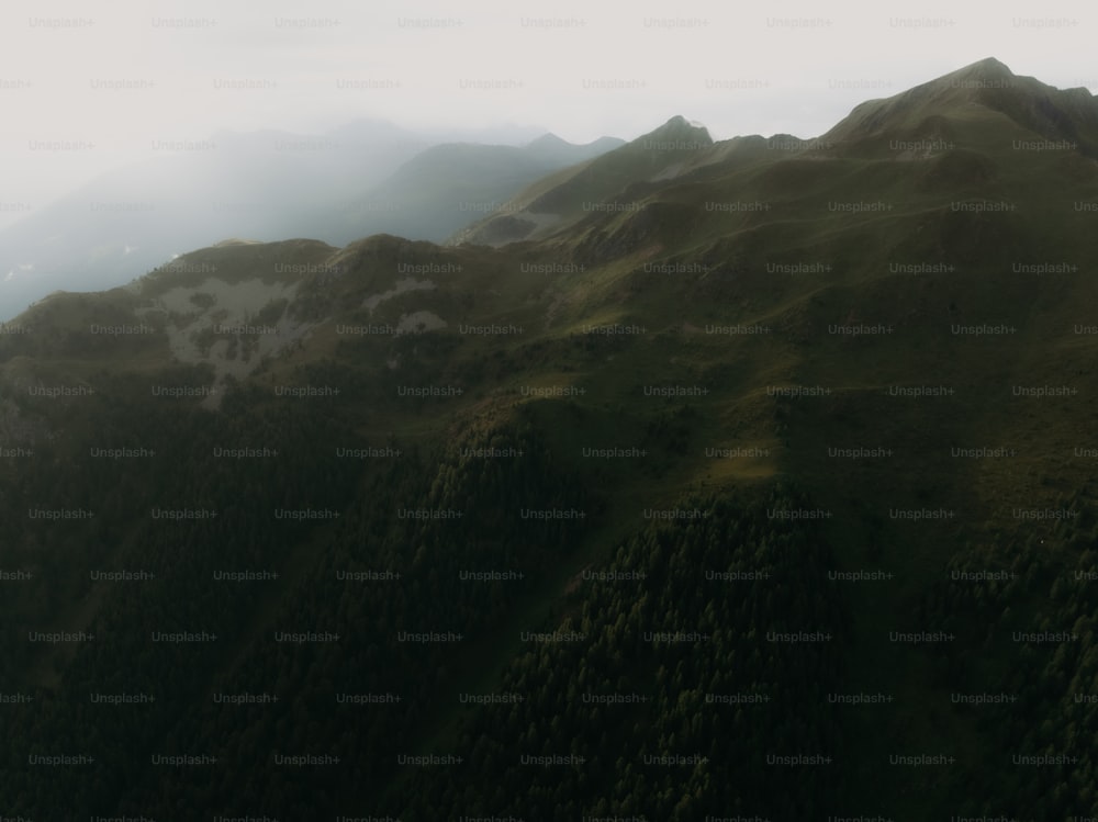 une vue aérienne d’une chaîne de montagnes verdoyante