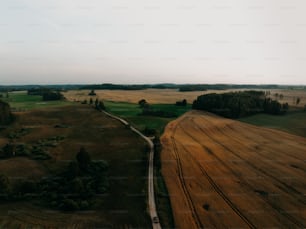 uma vista aérea de uma estrada que atravessa um campo