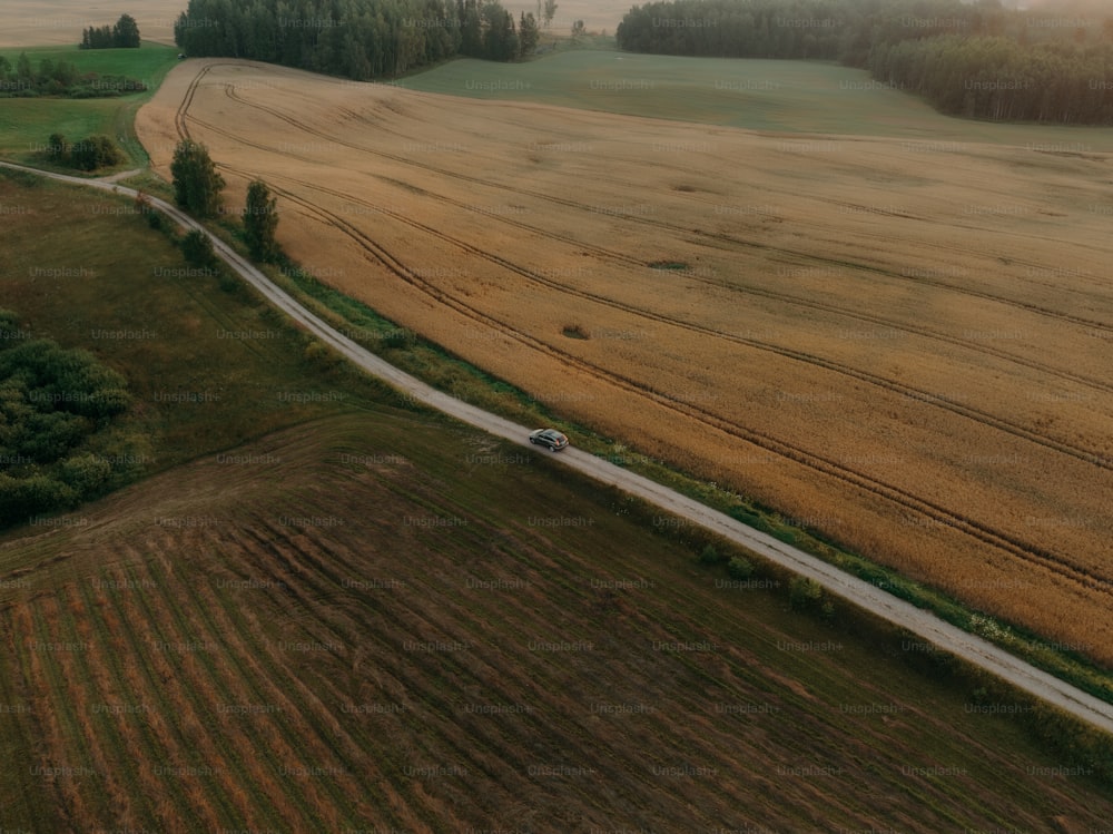 uma vista aérea de uma estrada e um campo
