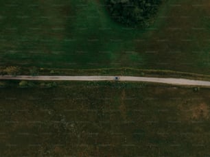 uma vista aérea de uma estrada no meio de um campo
