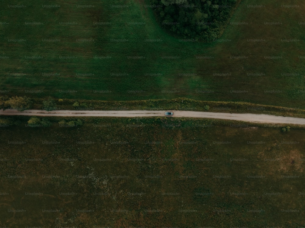 eine Luftaufnahme einer Straße mitten auf einem Feld