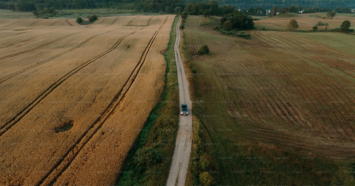 Foto Una vista aérea de un camión conduciendo por un camino rural ...