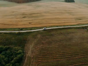Una vista aérea de una carretera en medio de un campo