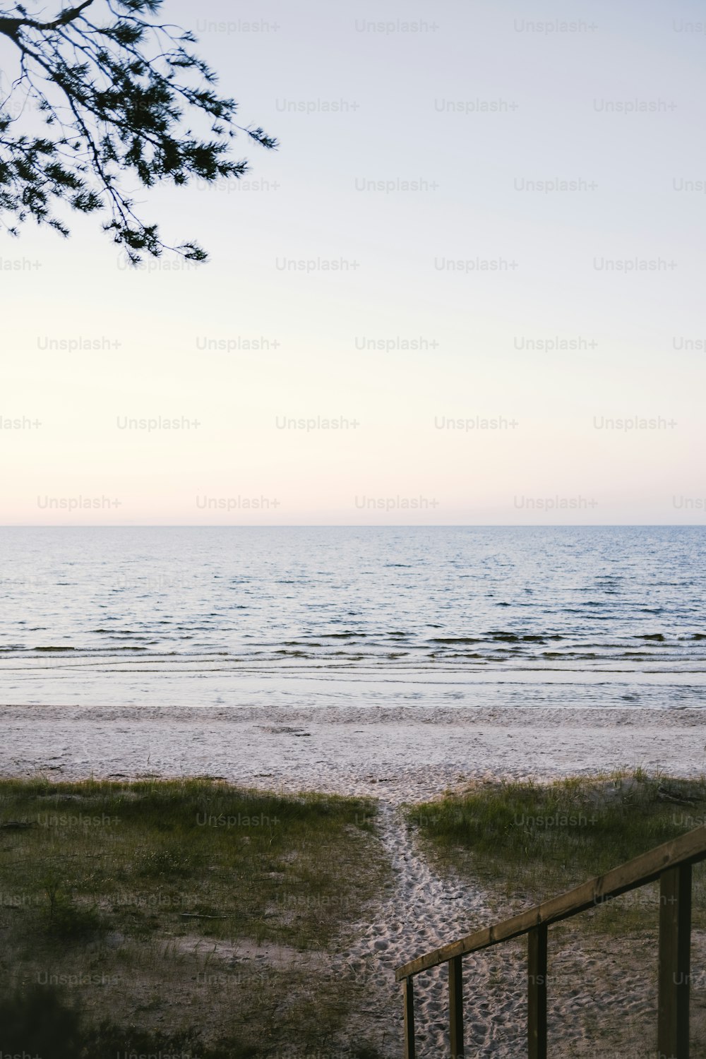 Una vista del océano desde una playa