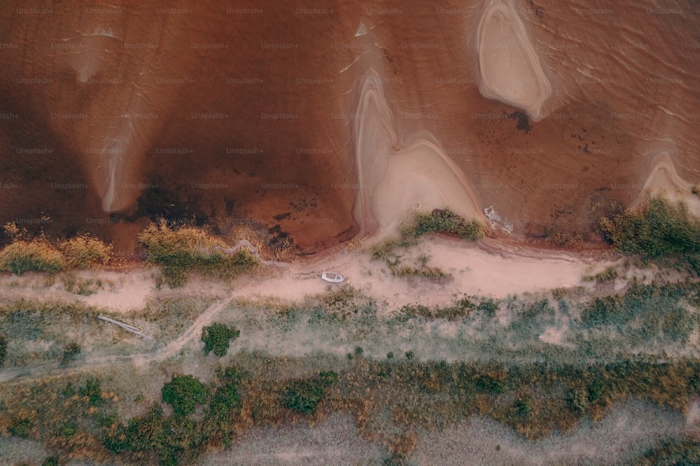 Vista aérea de uma praia de areia e um corpo de água