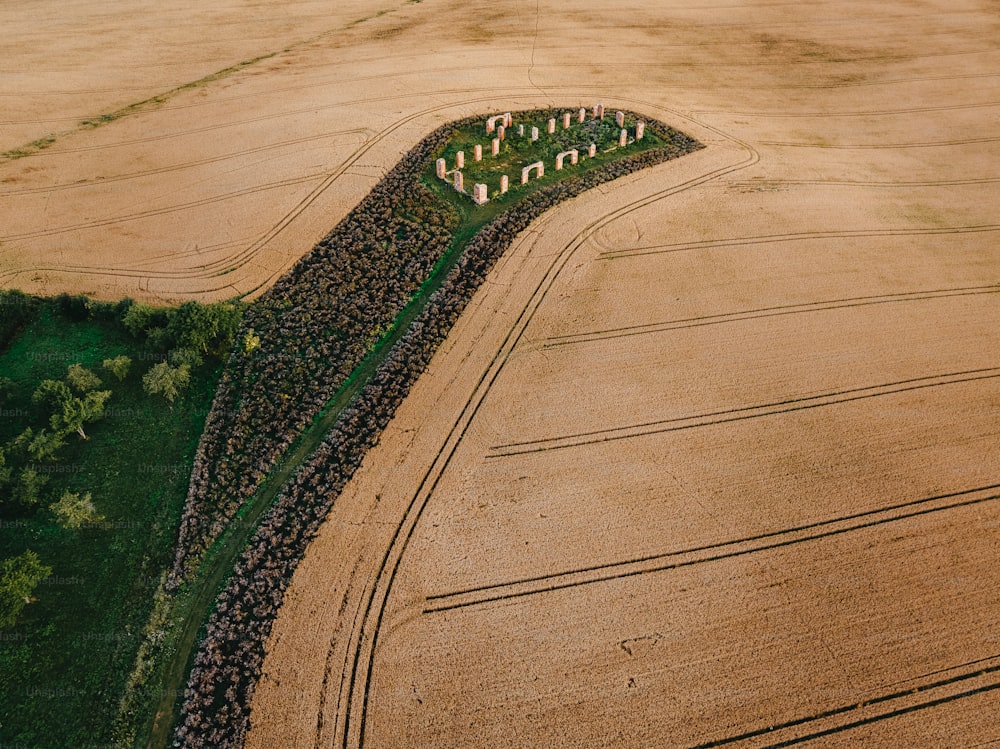 uma vista aérea de um campo de fazenda com uma casa no meio dele