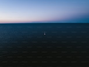 海の真ん中にある孤独な帆船