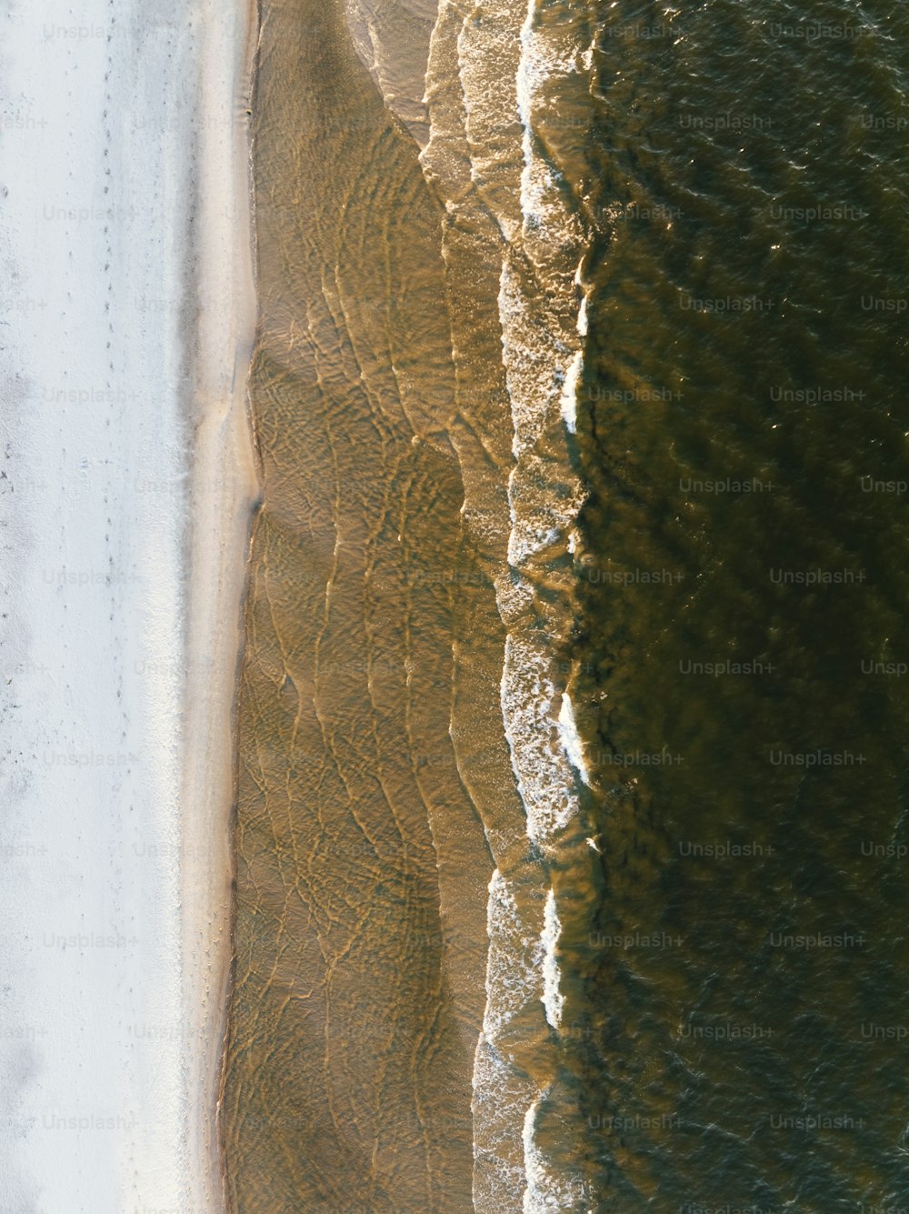 Vista aérea de uma praia e do oceano