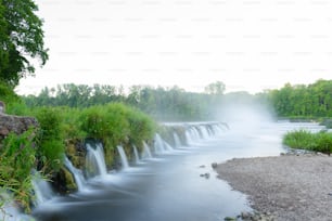 une rivière avec une cascade au milieu