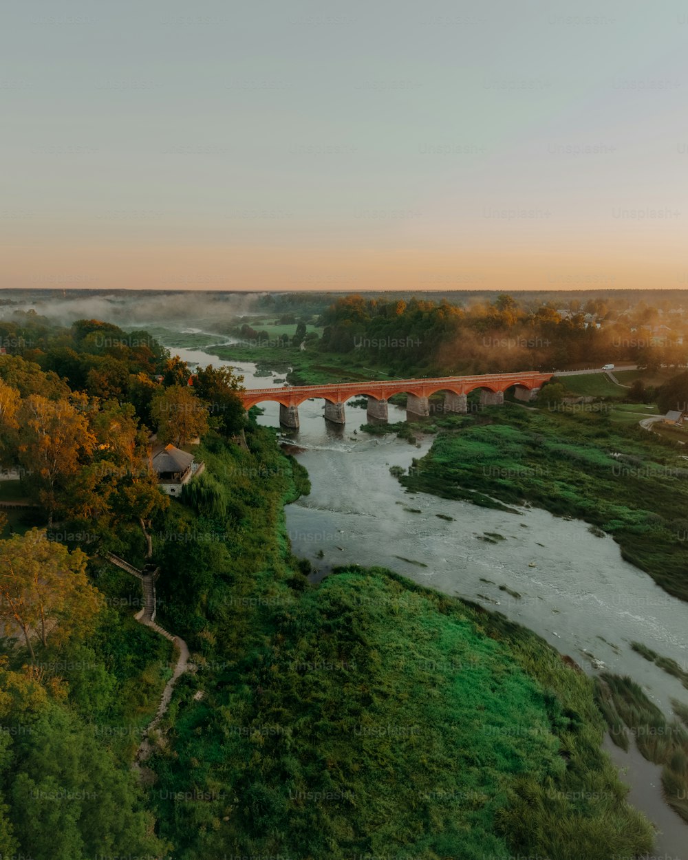 Eine Luftaufnahme einer Brücke über einen Fluss