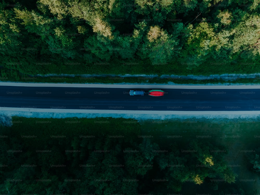 uma vista aérea de um carro dirigindo por uma estrada