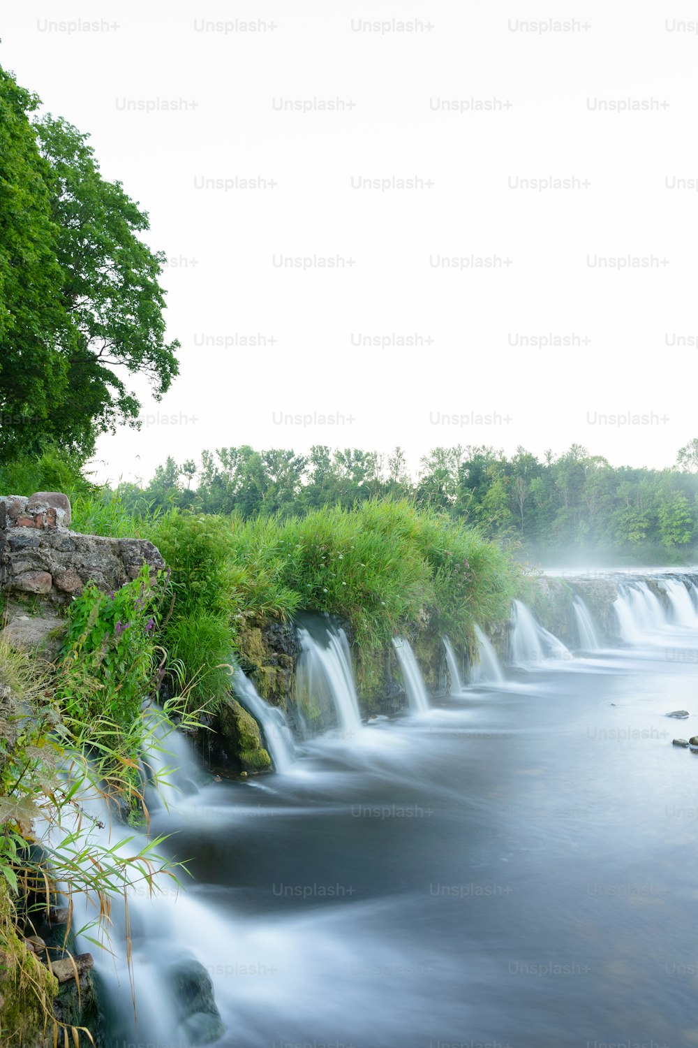 Une photo longue exposition d’une cascade