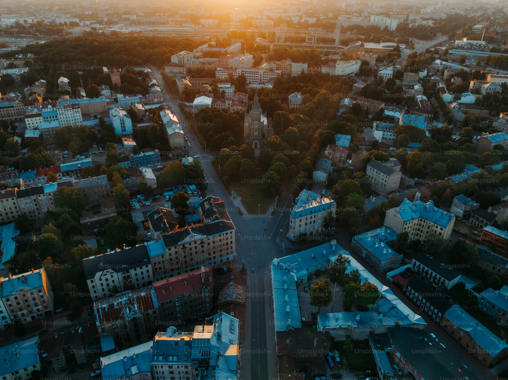 uma vista aérea de uma cidade ao pôr do sol