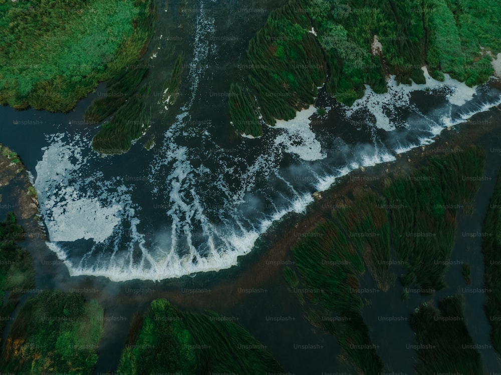 Luftaufnahme eines Gewässers, das von Land umgeben ist