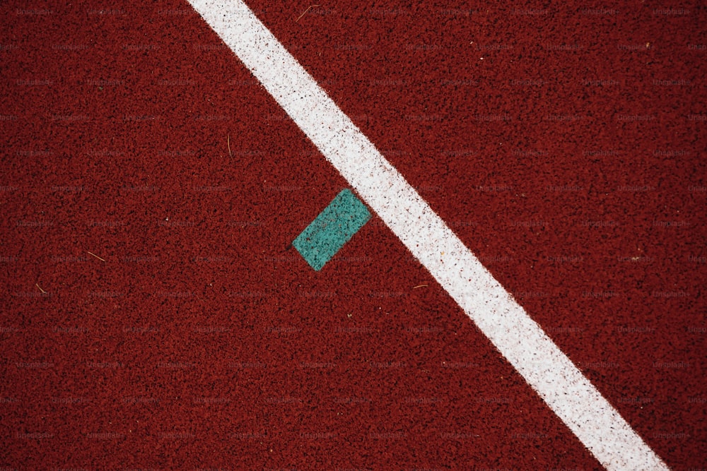 un campo da tennis con una linea blu e bianca su di esso