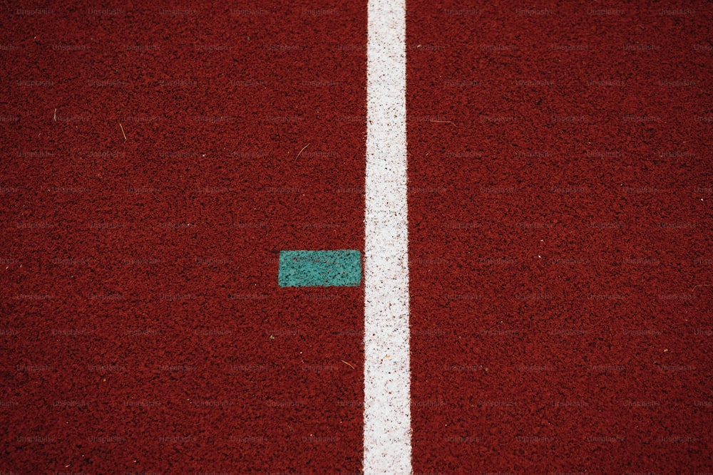 una linea bianca su un campo da tennis rosso