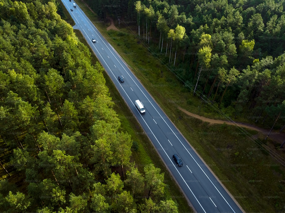 Eine Luftaufnahme einer Autobahn mitten im Wald