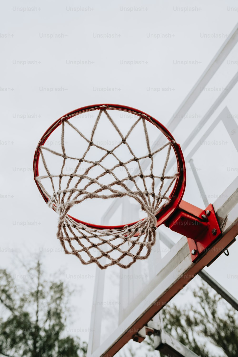 Ein Basketball, der durch das Netz eines Basketballkorbs geht