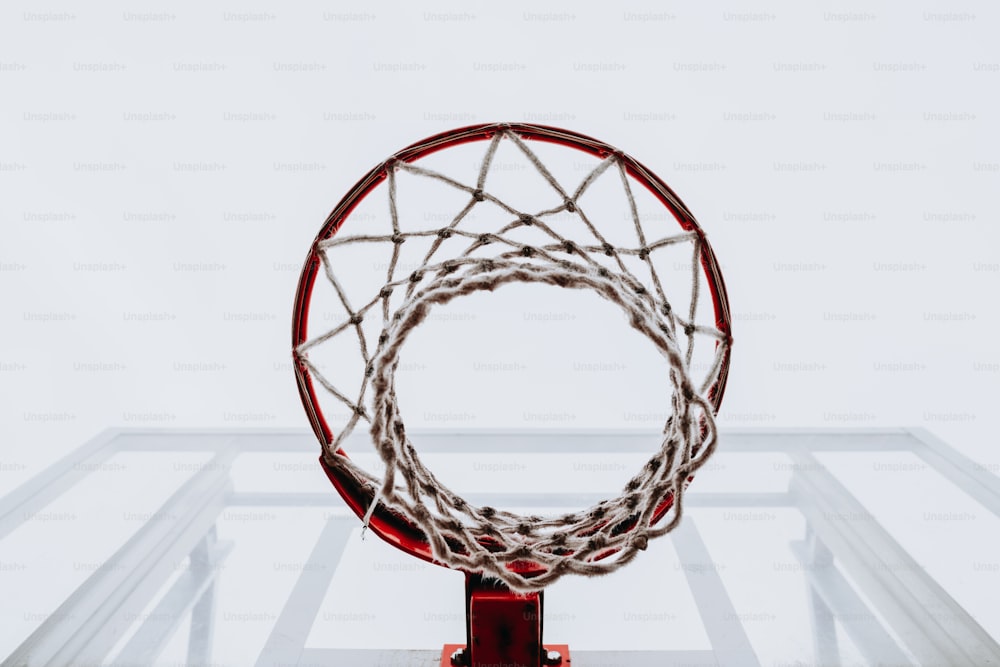 Un primer plano de un aro de baloncesto con un fondo blanco